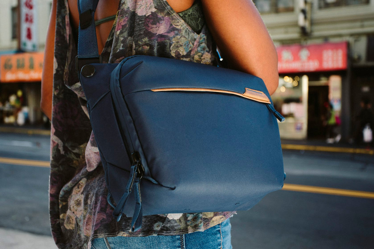 Fotografía oficial de Peak Design Everyday Sling 6L · Negro
